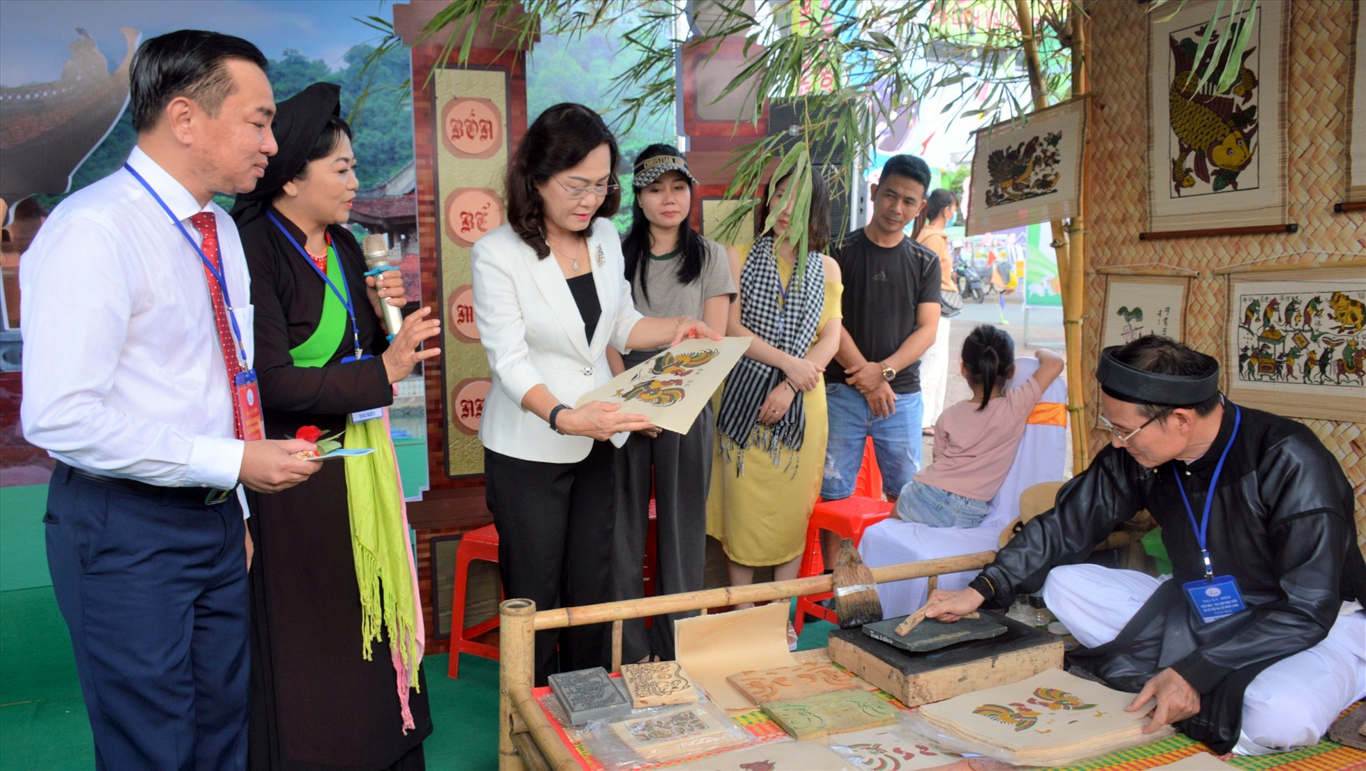 Lãnh đạo tỉnh Bạc Liêu tham quan nghệ nhân làm tranh Đông Hồ tại tỉnh Bạc Liêu. Ảnh: Nhật Hồ