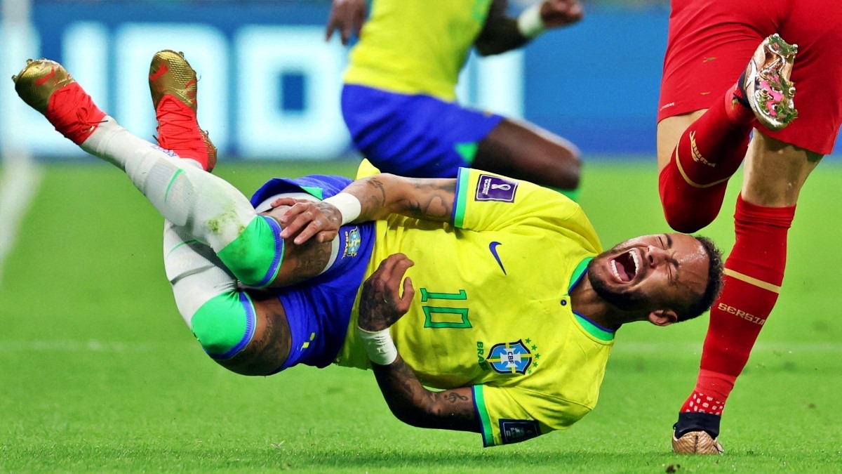 Neymar chấn thương chưa biết đến khi nào quay lại. Ảnh: AFP