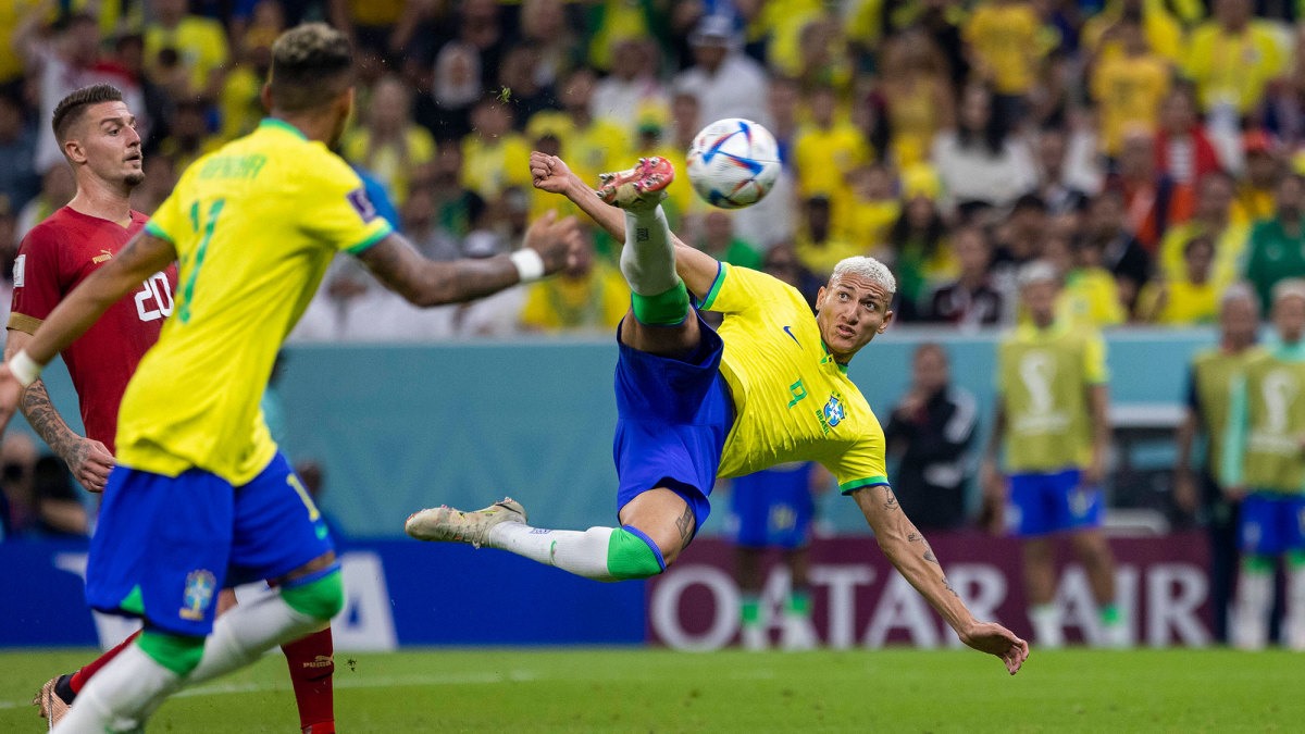 Richarlison và siêu phẩm trong trận thắng Serbia của Brazil. Ảnh: AFP