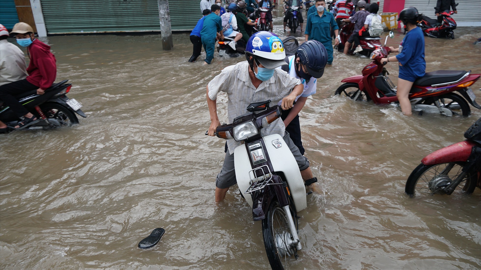 Nhiều tuyến đường ngập sâu từ 0,45 - 0,7 m. Ngoài ra, nhiều tuyến đường bị ngập toàn bộ với độ sâu từ 0,25 - 0,65 m.