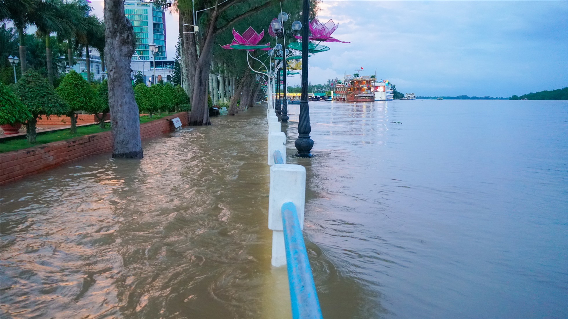 Nguyên nhân là do TP. Cần Thơ được bao bọc bởi mạng lưới sông ngòi chằng chịt với ba con sông lớn là sông Hậu, sông Cần Thơ và kênh Cái Sắn nên chịu tác động của triều cường gây ngập lụt.