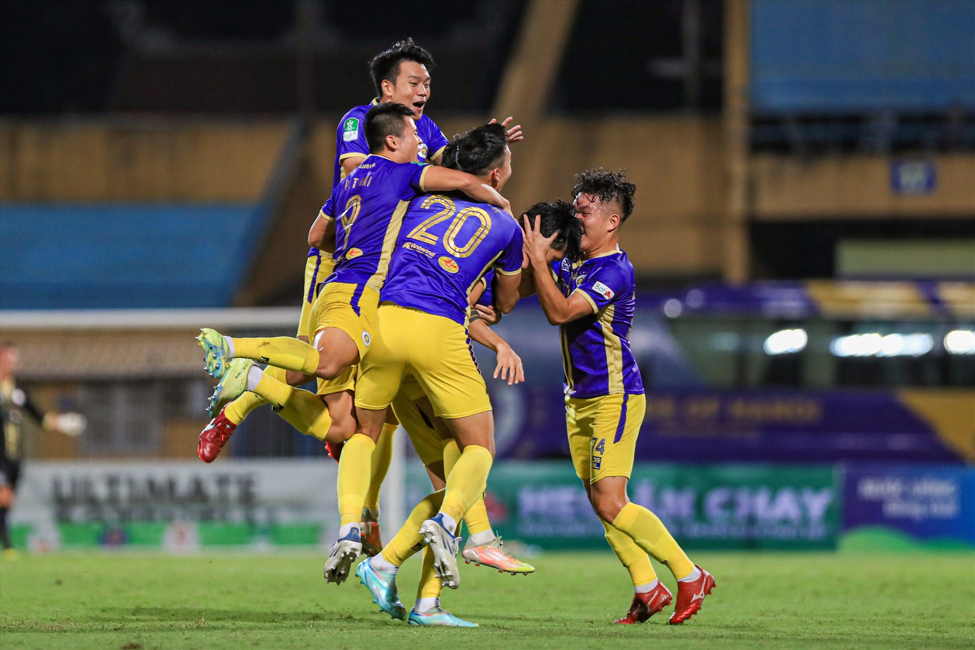 Các cầu thủ đội bóng áo tím ăn mừng bàn thắng tuyệt đẹp của Văn Hậu.
