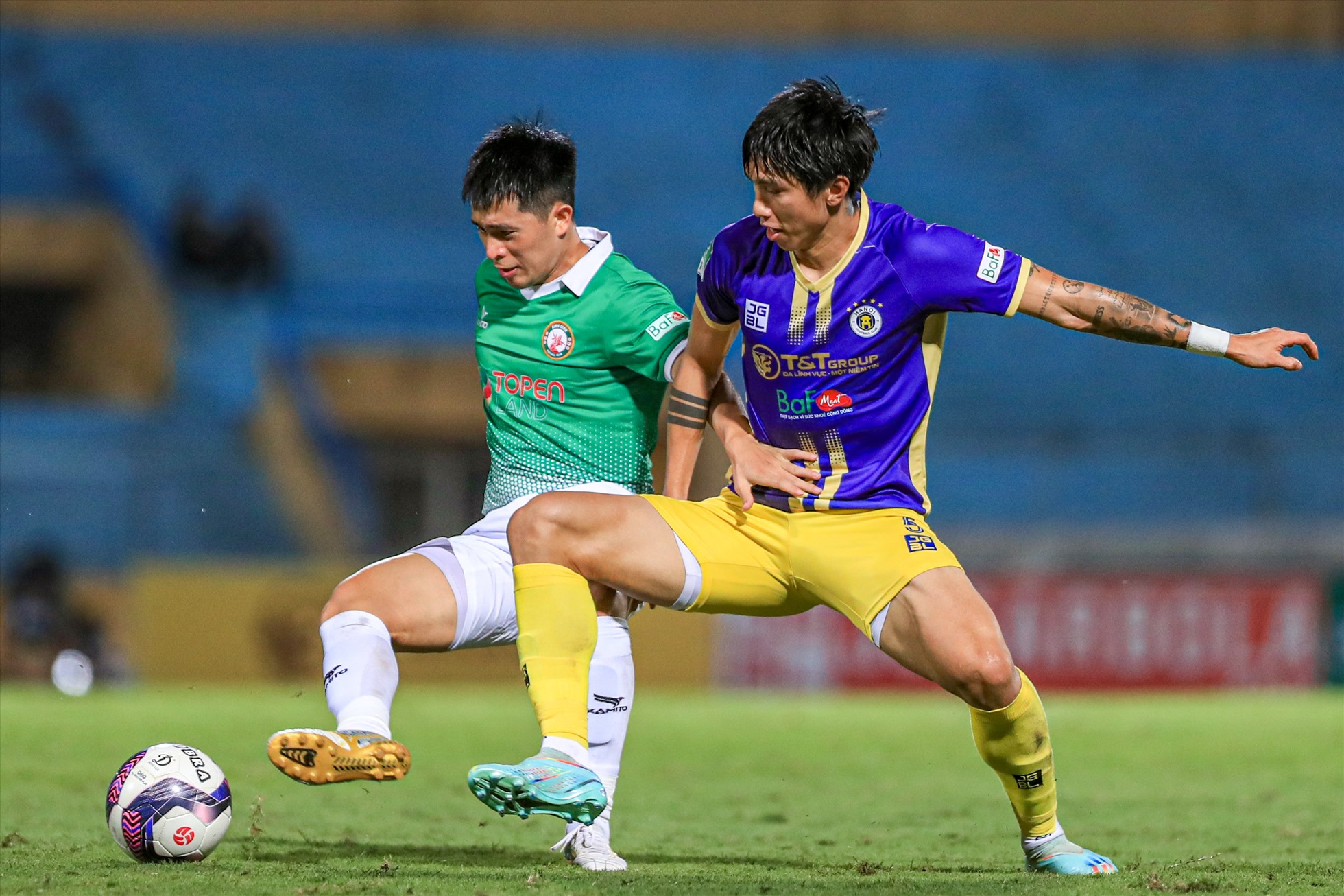 Bị dẫn bàn, câu lạc bộ Bình Định dồn lên tấn công nhằm tìm kiếm bàn thắng gỡ hoà. Tuy nhiên, đây cũng là cơ hội để đội chủ sân Hàng Đẫy thực hiện những đường phản công.