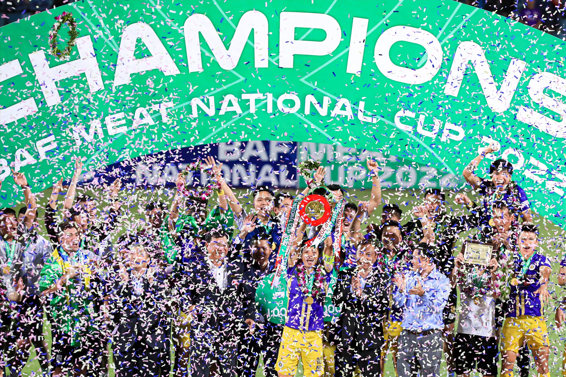 Với chiến thắng 2-0, câu lạc bộ Hà Nội trở thành đội bóng đầu tiên vô địch V.League 2022.