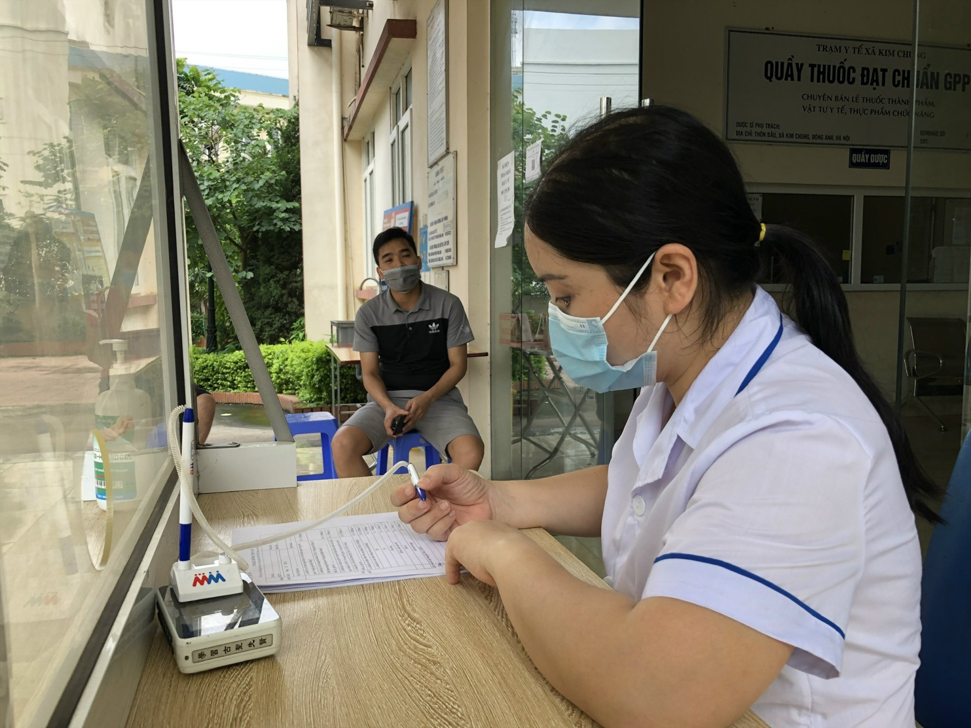 Nhân viên Trạm Y tế xã Kim Chung (huyện Đông Anh, Hà Nội). Ảnh chụp thời điểm tháng 5.2021. Ảnh: Bảo Hân