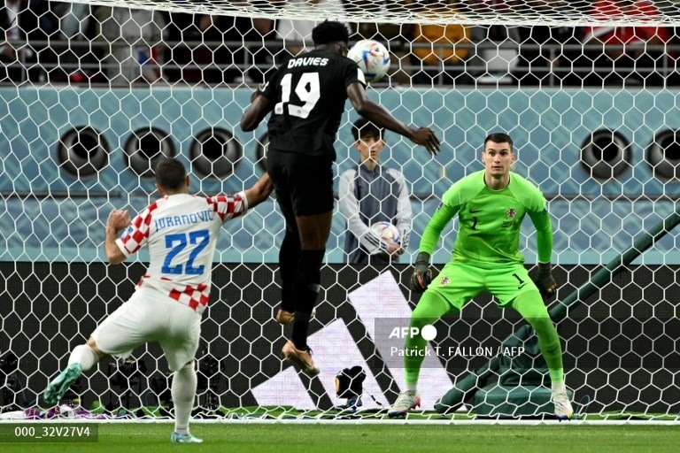Alphonso Davies đánh đầu ghi bàn ngay ở phút thứ 2. Ảnh: AFP
