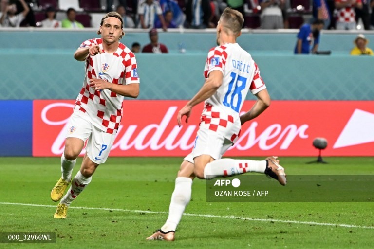 Lovro Majer ấn định tỉ số 4-1 cho Croatia ở phút bù giờ. Ảnh: AFP