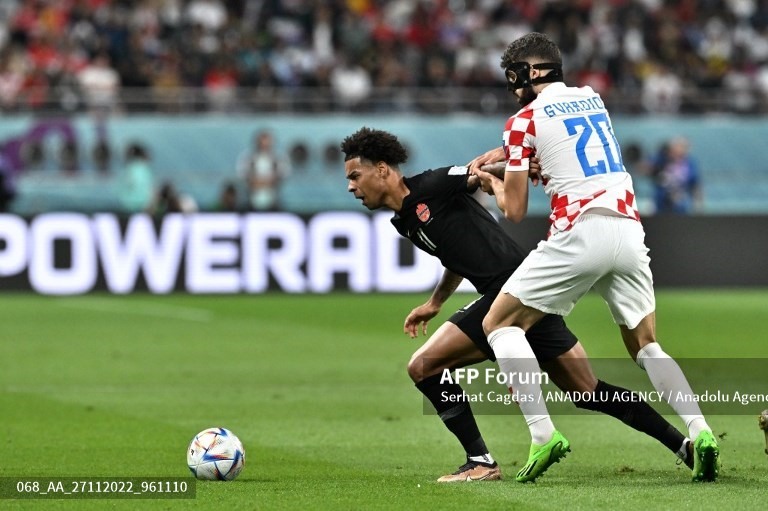 Hàng phòng ngự Croatia đang rất vất vả theo kèm những cầu thủ nhanh nhẹn của tuyển Canada. Ảnh: AFP