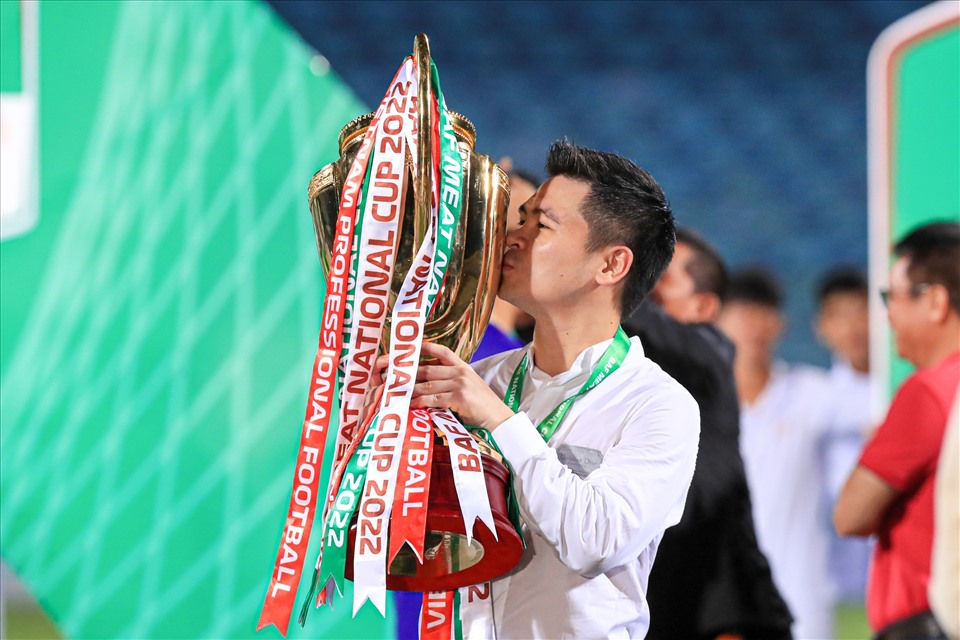 Chủ tịch Đỗ Vinh Quang ăn mừng chức vô địch cùng Hà Nội FC. Ảnh: Minh Dân