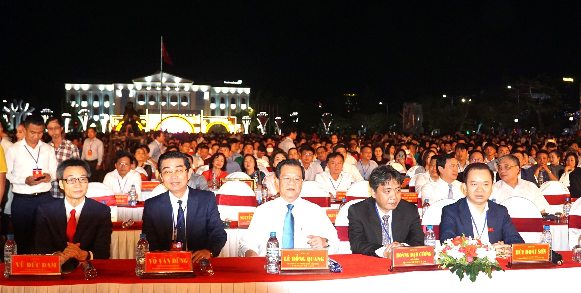 Phó thủ tướng Chính phủ cùng nhiều khách mời từ TW về dự Ngày hội văn hóa - du lịch Bạc Liêu và lễ hội Dạ cổ hoài lang. Ảnh: Nhật Hồ