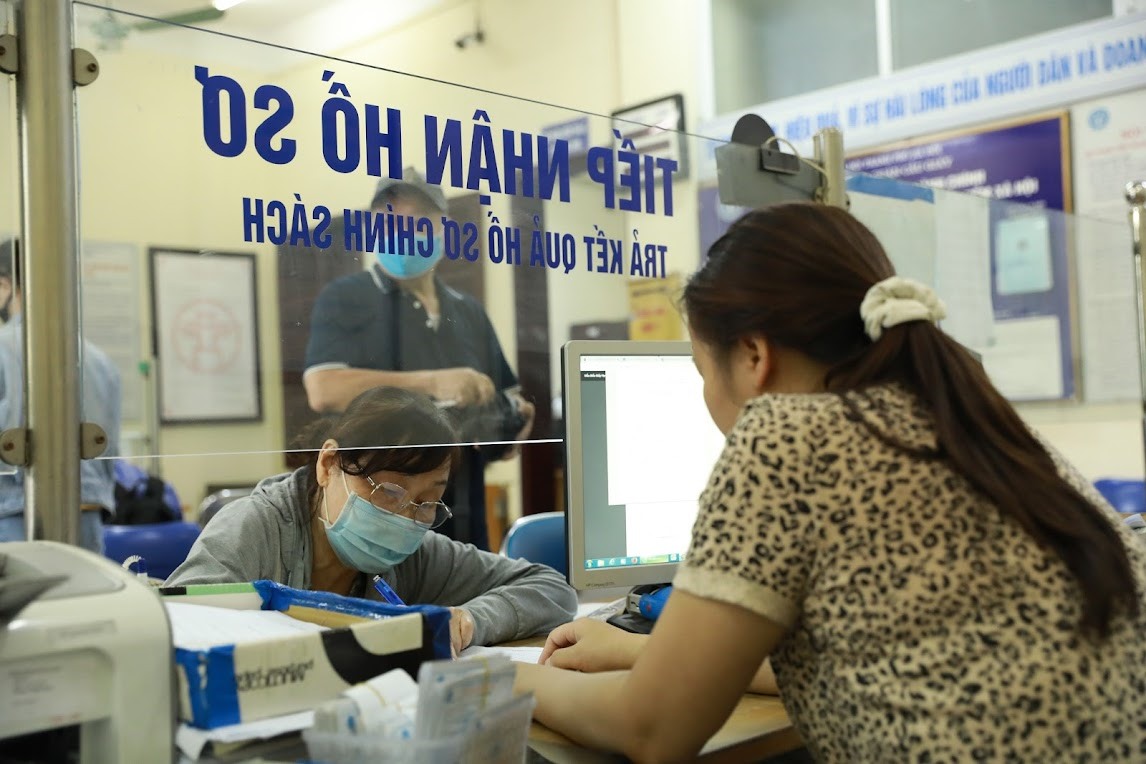 Người lao động giải quyết các thủ tục liên quan đến bảo hiểm xã hội. Ảnh Hải Nguyễn