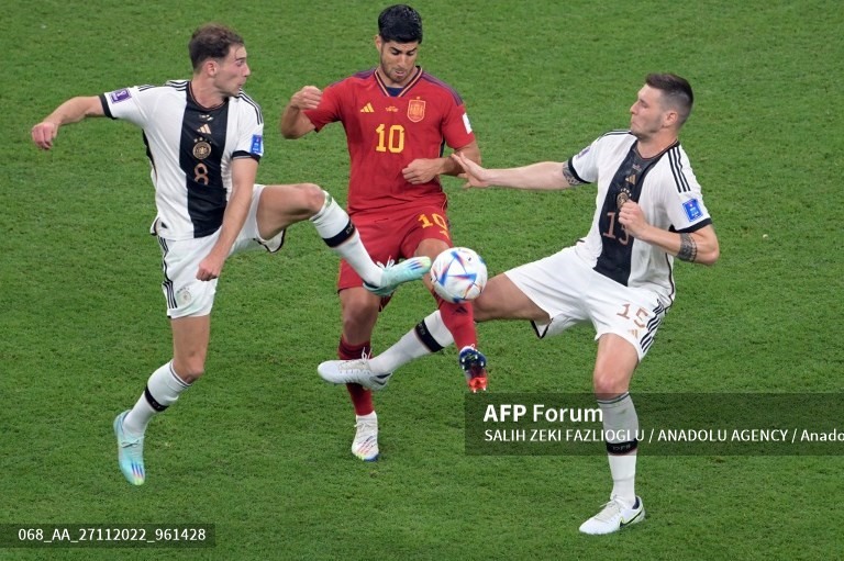 Các cầu thủ tuyển Đức tích cực theo người ngay từ phần sân của Tây Ban Nha. Ảnh: AFP