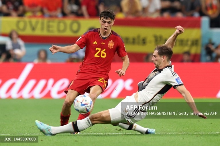 Leon Goretzka theo sát Pedri mỗi khi cầu thủ của Barcelona có bóng. Ảnh: AFP