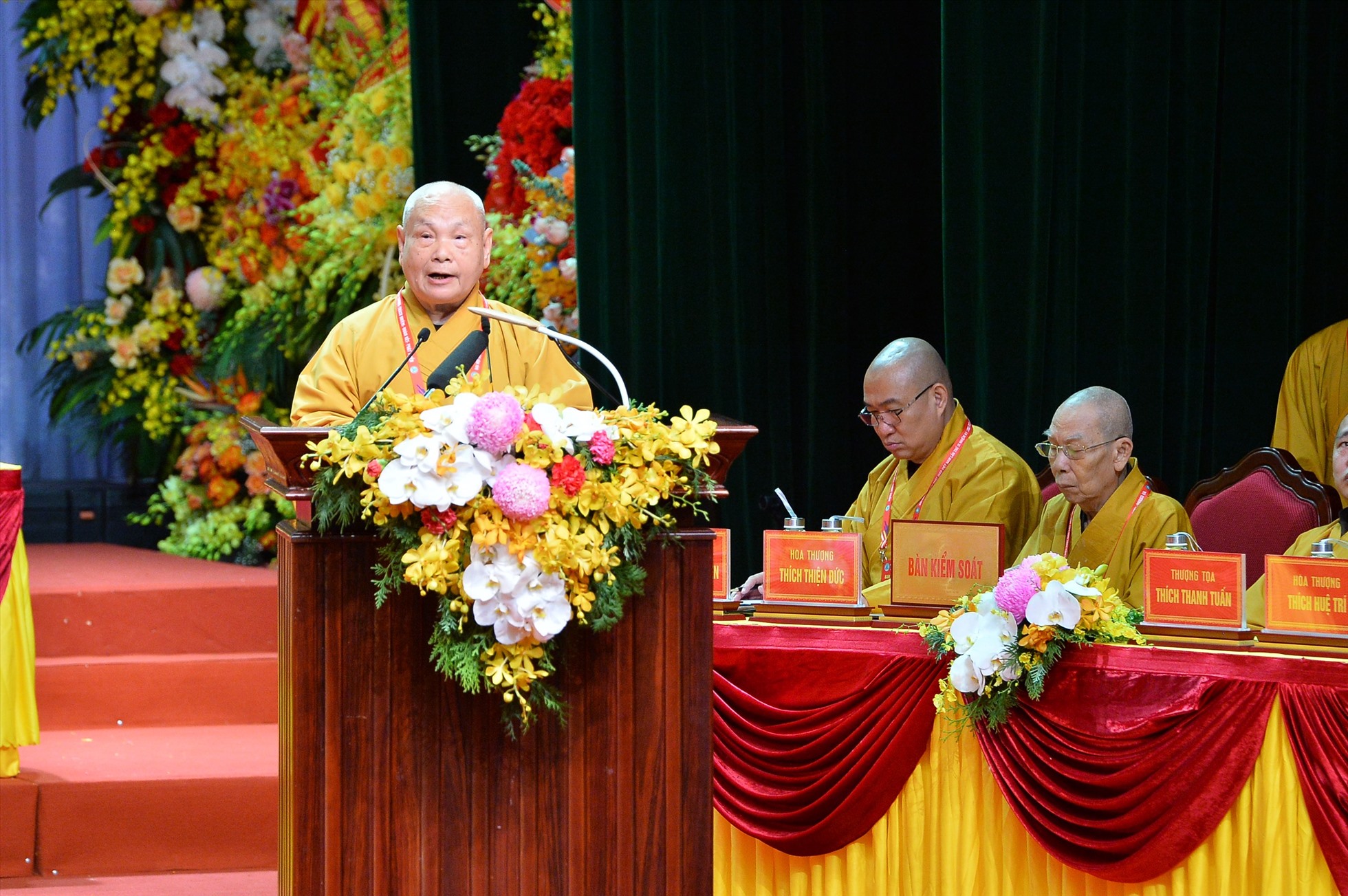 Chủ tịch Hội đồng Trị Sự GHPGVN Thích Thiện Nhơn đọc diễn văn khai mạc. Ảnh: Hải Nguyễn