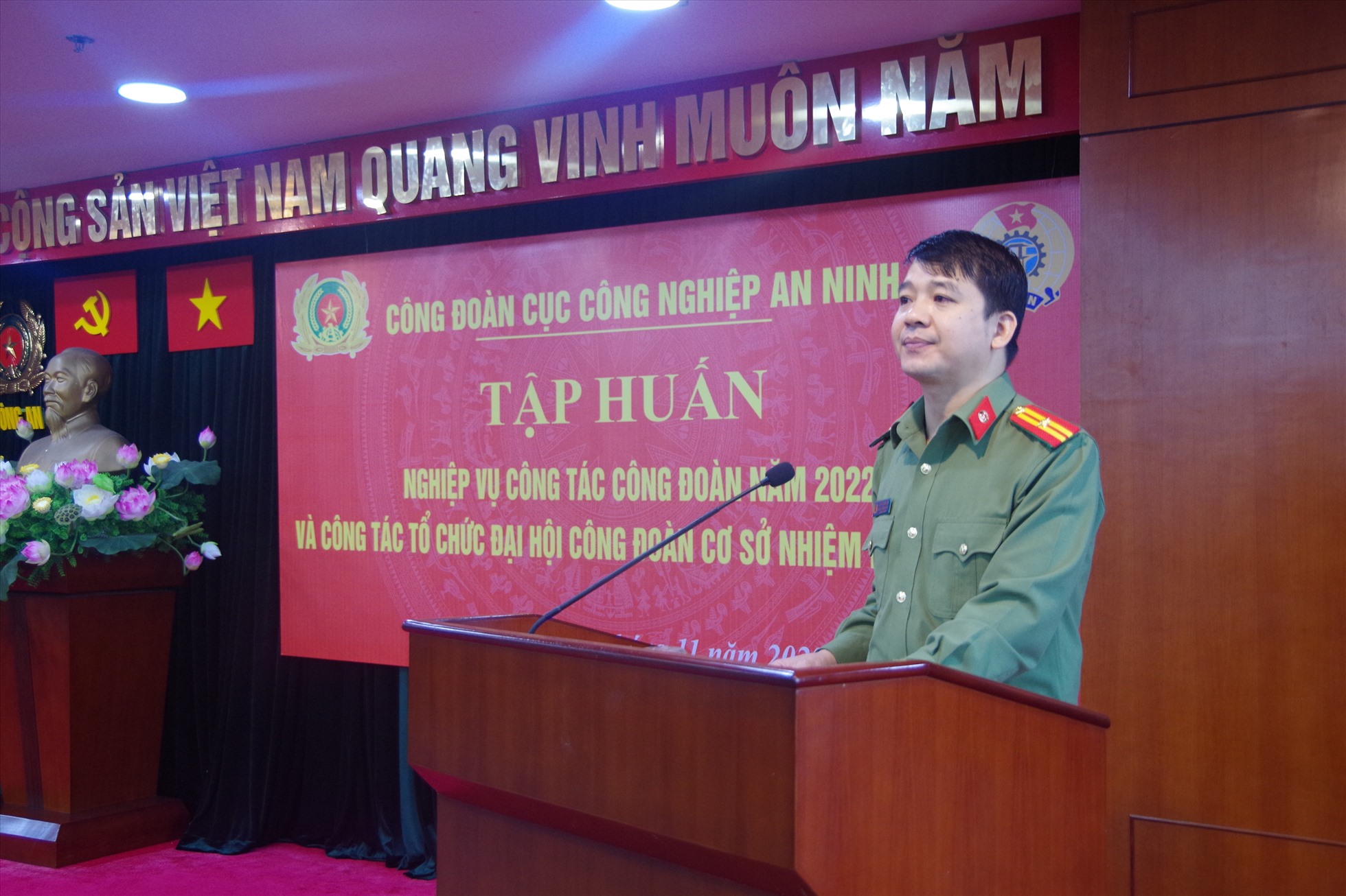 Thiếu tá Trần Xuân Lâm phát biểu tại lớp tập huấn. Ảnh: Lương Hạnh.
