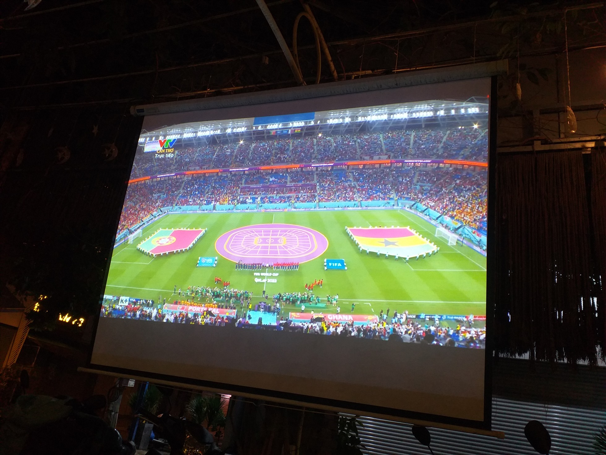 Những quán hàng đều trang bị màn hình lớn, máy chiếu để phát bóng đá phục vụ khách...
