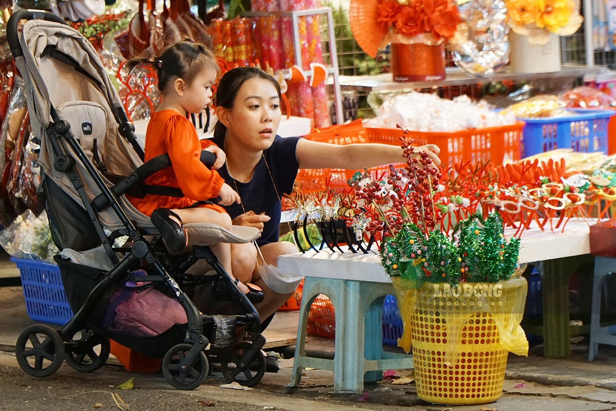 Cuối tuần càng là dịp đặc biệt để cả nhà cùng nhau sắm sửa cho gia đình mình những món đồ phù hợp.