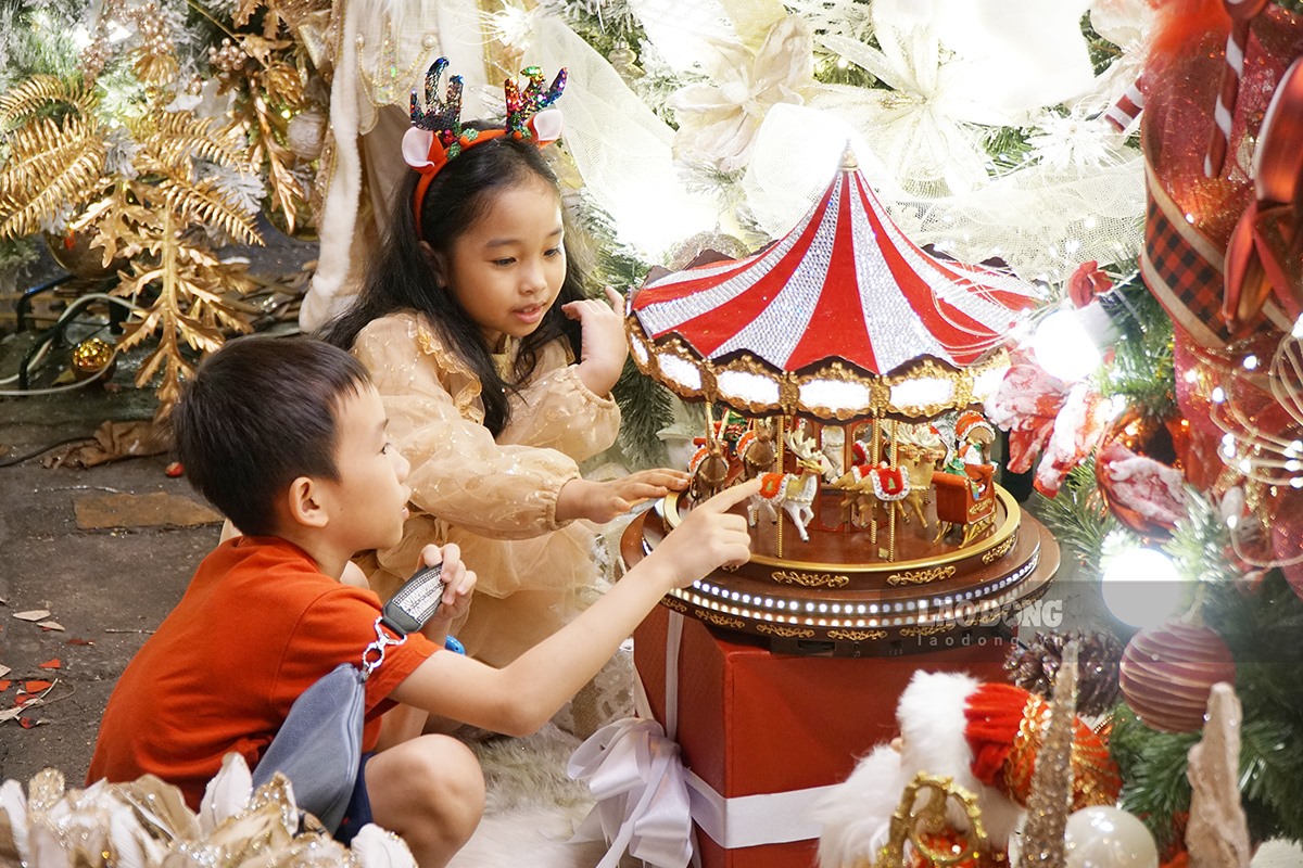 Đối với nhiều em bé, đặc biệt là những gia đình theo đạo, lễ Giáng sinh luôn là dịp mong đợi nhất trong năm. Bởi lẽ những điều ước trong đêm Giáng sinh đều trở thành hiện thực.