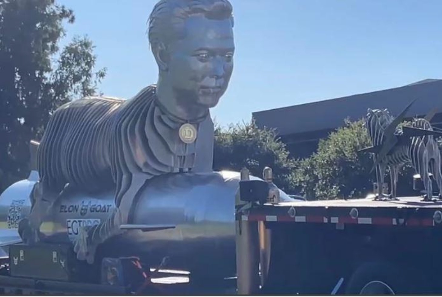 Bức tượng được đưa đi diễu hành trước khi gửi tặng Elon Musk. Ảnh: $EGT