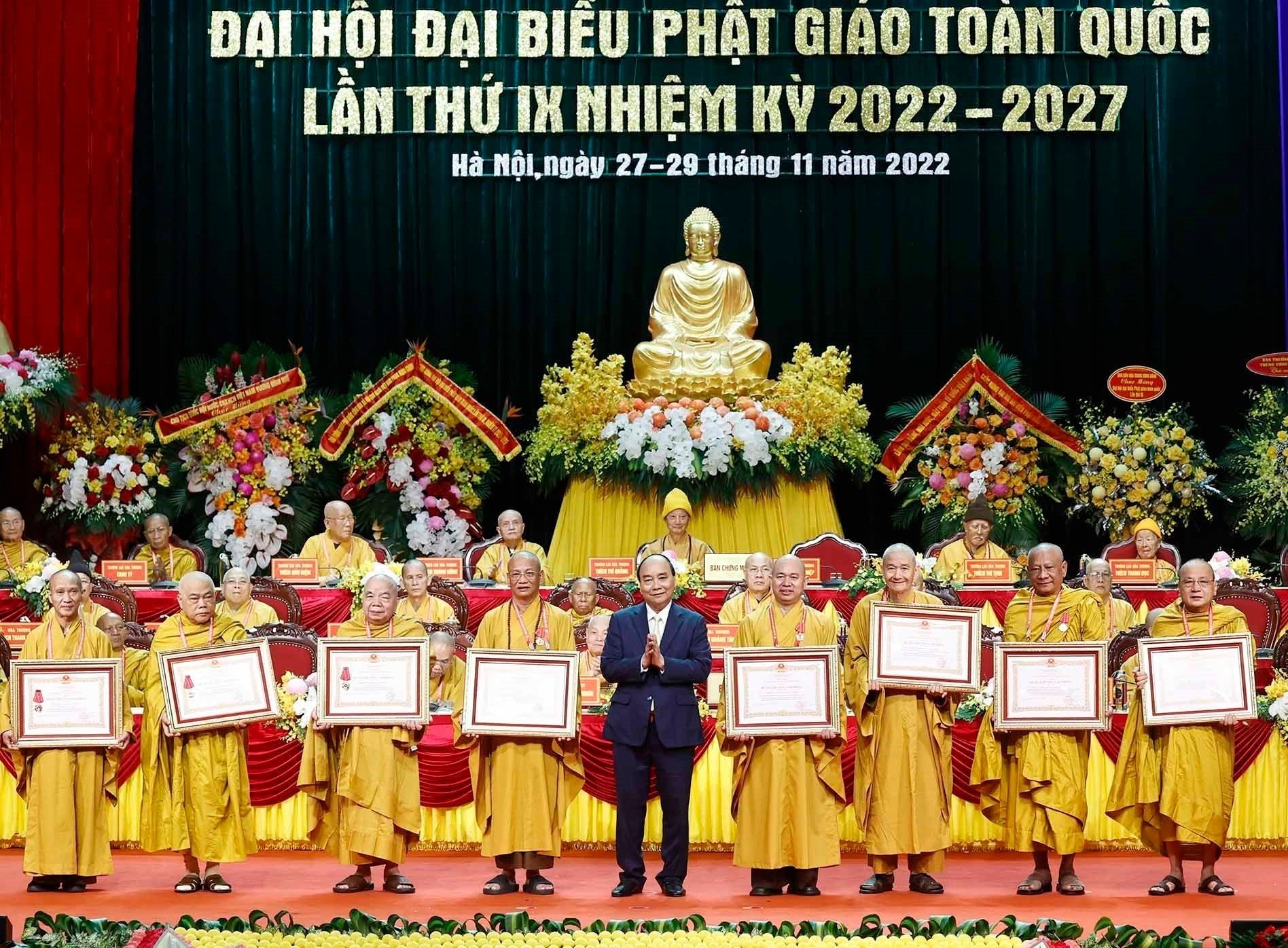 Chủ tịch nước Nguyễn Xuân Phúc trao tặng Huân chương Lao động hạng Hai và hạng Ba cho các tập thể và cá nhân của Giáo hội Phật giáo Việt Nam. Ảnh: Thống Nhất