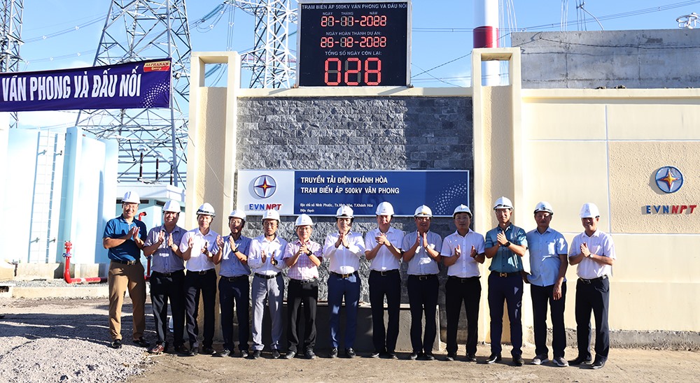 Lãnh đạo EVNNPT và các đơn vị tham gia dự án tại đồng hồ đếm ngược được lắp đặt tại TBA 500kV Vân Phong. Nguồn: EVNNPT
