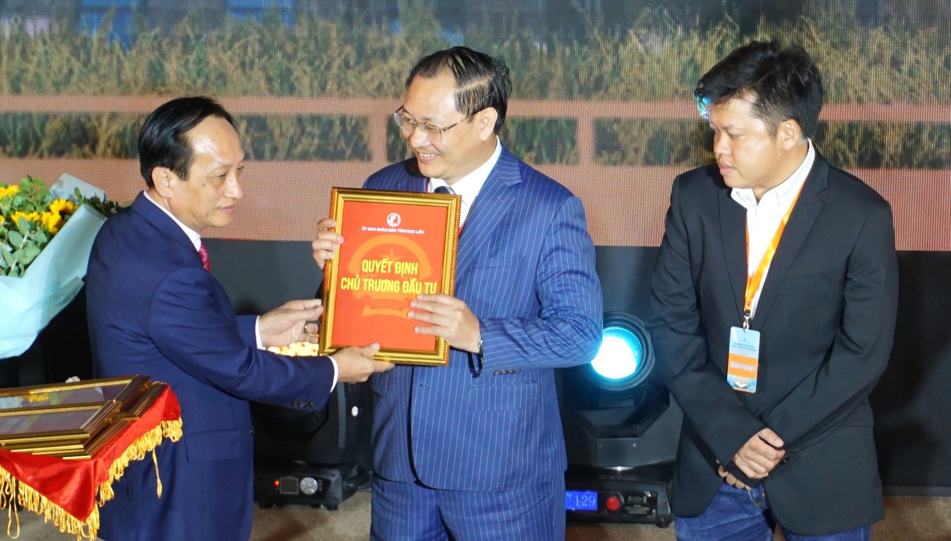 Chủ tịch UBND tỉnh Bạc Liêu Phạm Văn Thiều trao giấy chứng nhận đầu tư tại hội nghị. Ảnh: Nhật Hồ
