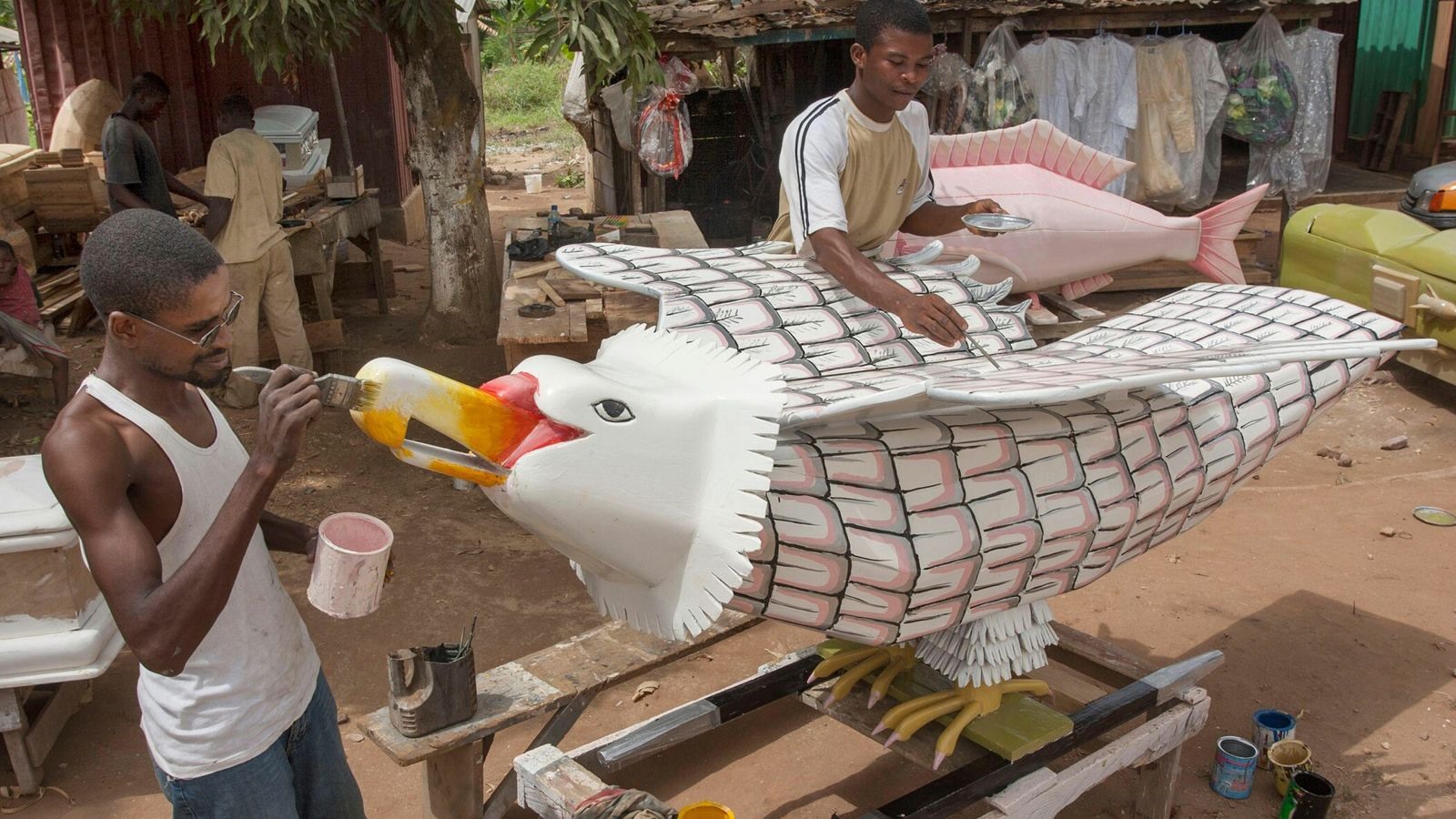 Những chiếc quan tài được thiết kế đặc biệt. Ảnh: National Geographic