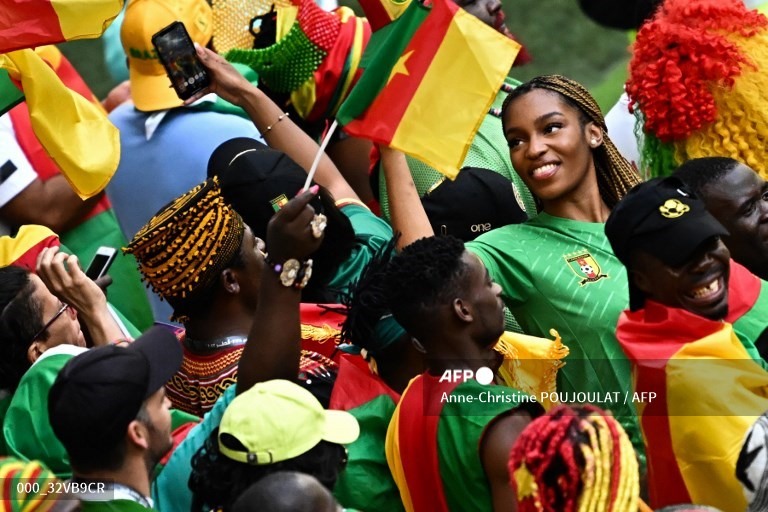 Niềm vui của các cổ động viên Cameroon và huấn luyện viên Rigobert Song. Ảnh: AFP