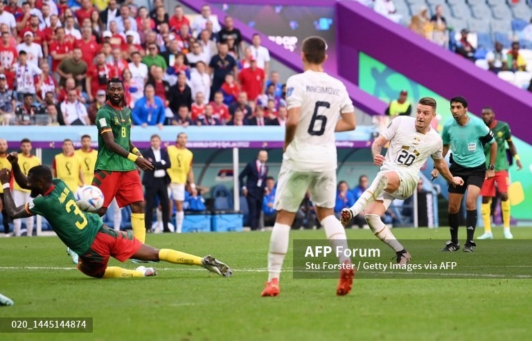 Sergej Milinkovic-Savic ghi bàn giúp Serbia đảo ngược tình hình trước Cameroon. Ảnh: AFP