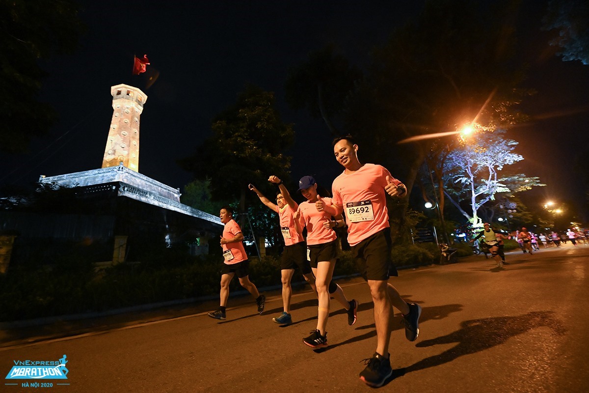 Lần thứ hai VnExpress Marathon diễn ra tại Hà Nội, với gần 10.000 vận động viên tham gia. Ảnh: VM