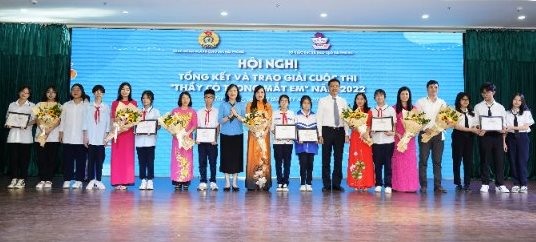 Lãnh đạo Công đoàn ngành GD&ĐT Hải Phòng trao giải cho các em học sinh đạt giải. Ảnh: Mai chi
