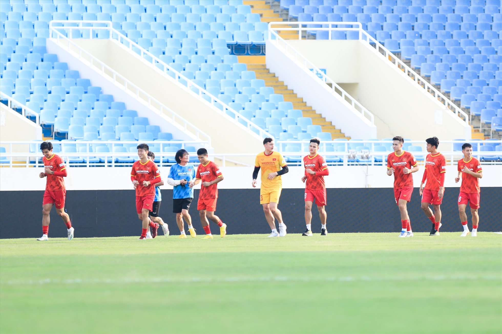 Hôm nay (28.11), đội tuyển Việt Nam có buổi tập thứ 5 chuẩn bị cho trận đấu gặp Borussia Dortmund diễn ra tối ngày 30.11. Tuy nhiên, đây mới là buổi tập đầu tiên huấn luyện viên Park Hang-seo có đầy đủ quân số.