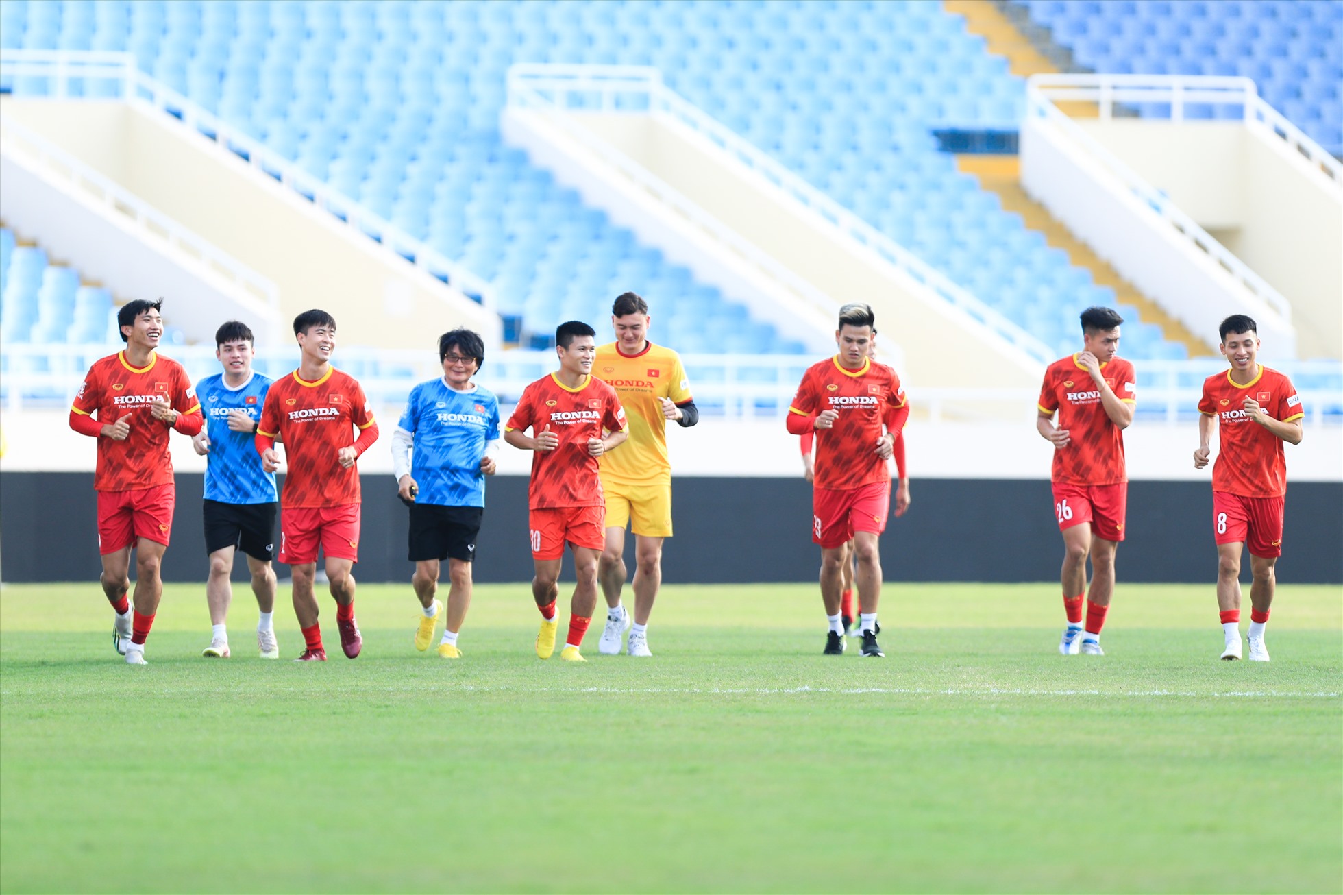 Đội tuyển Việt Nam chia thành 2 nhóm tập luyện. Nhóm thi đấu trận cúp quốc gia sẽ tập riêng, hồi phục. Nhóm còn lại tập các bài tập chiến thuật.