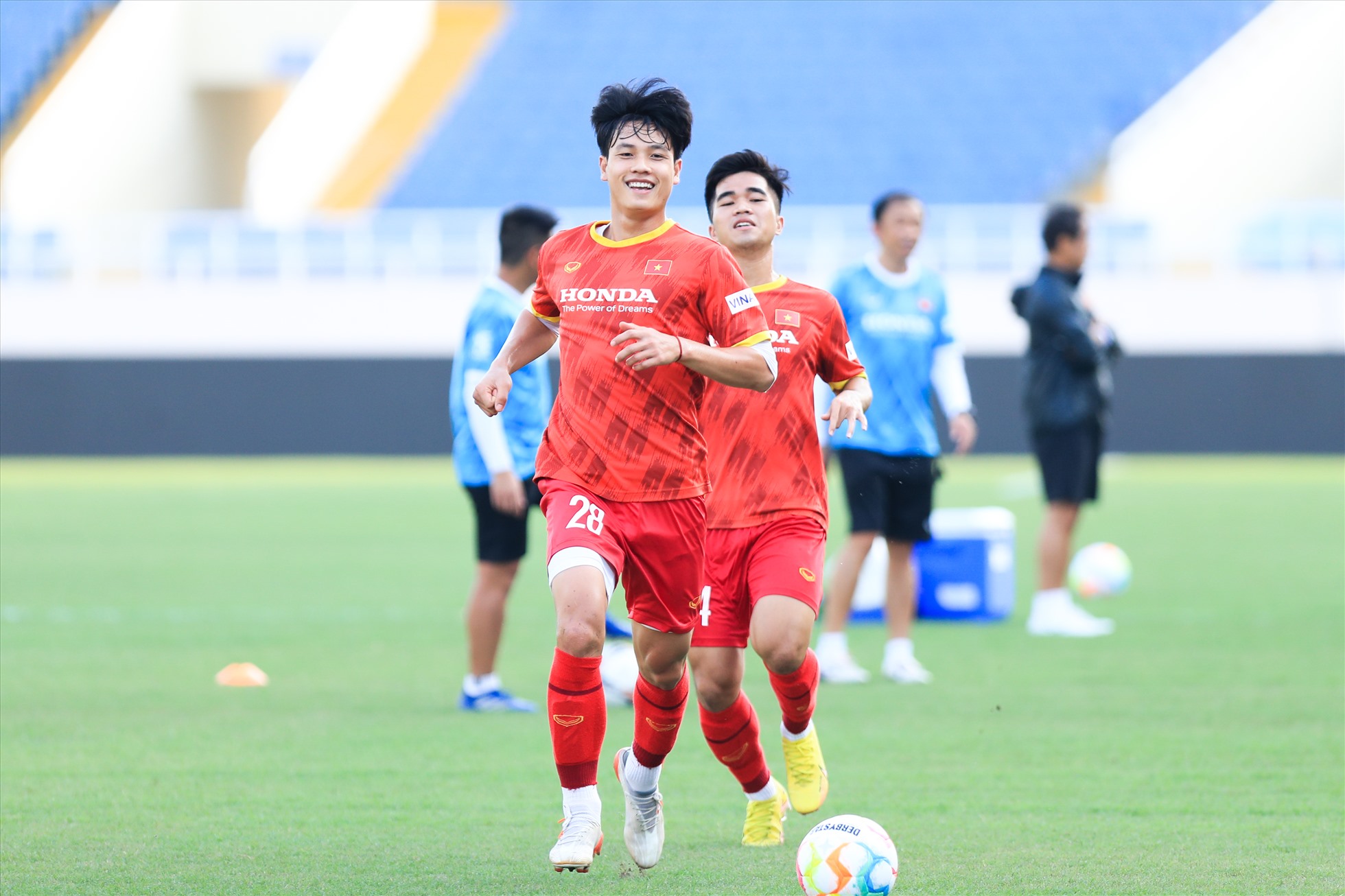 Một cái tên khác rất đáng chú ý là trung vệ Lương Duy Cương cũng tỏ ra rất hào hứng ở lần tập trung cùng đội tuyển Việt Nam chuẩn bị cho trận đấu gặp Dortmund.