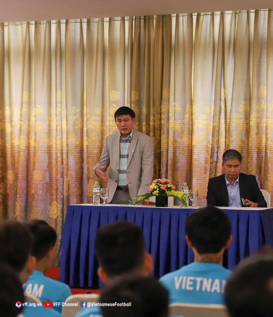 Phó Chủ tịch Trần Anh Tú và Tổng Thư kí Dương Nghiệp Khôi thay mặt lãnh đạo VFF động viên đội tuyển Việt Nam. Ảnh: VFF