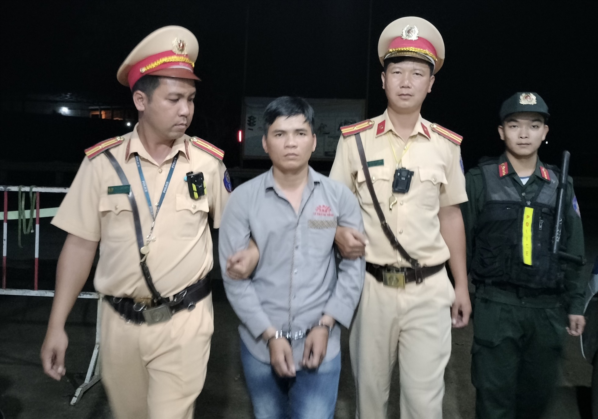 Tổ công tác thuộc Phòng Cảnh sát giao thông Công an tỉnh Đắk Nông bắt giữ đối tuợng Ngô Duy Tôn Thất Nguyên K về tội trộm cắp tài sản. Ảnh: Công an cung cấp