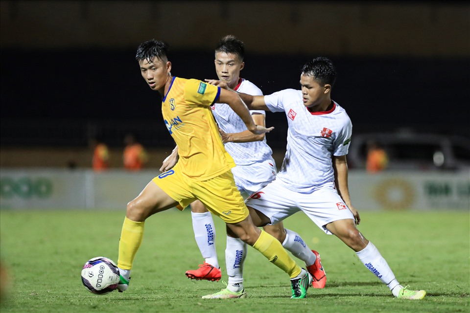 Phan Văn Đức có phong độ ấn tượng ở V.League 2022 trong màu áo Sông Lam Nghệ An. Ảnh: Minh Dân