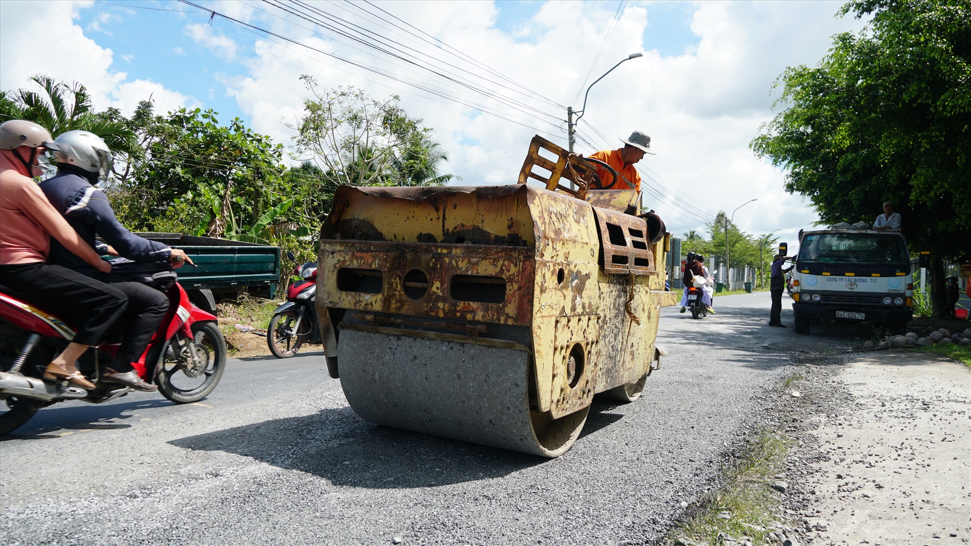 Công nhân vá khắc phục những ổ gà, ổ voi.