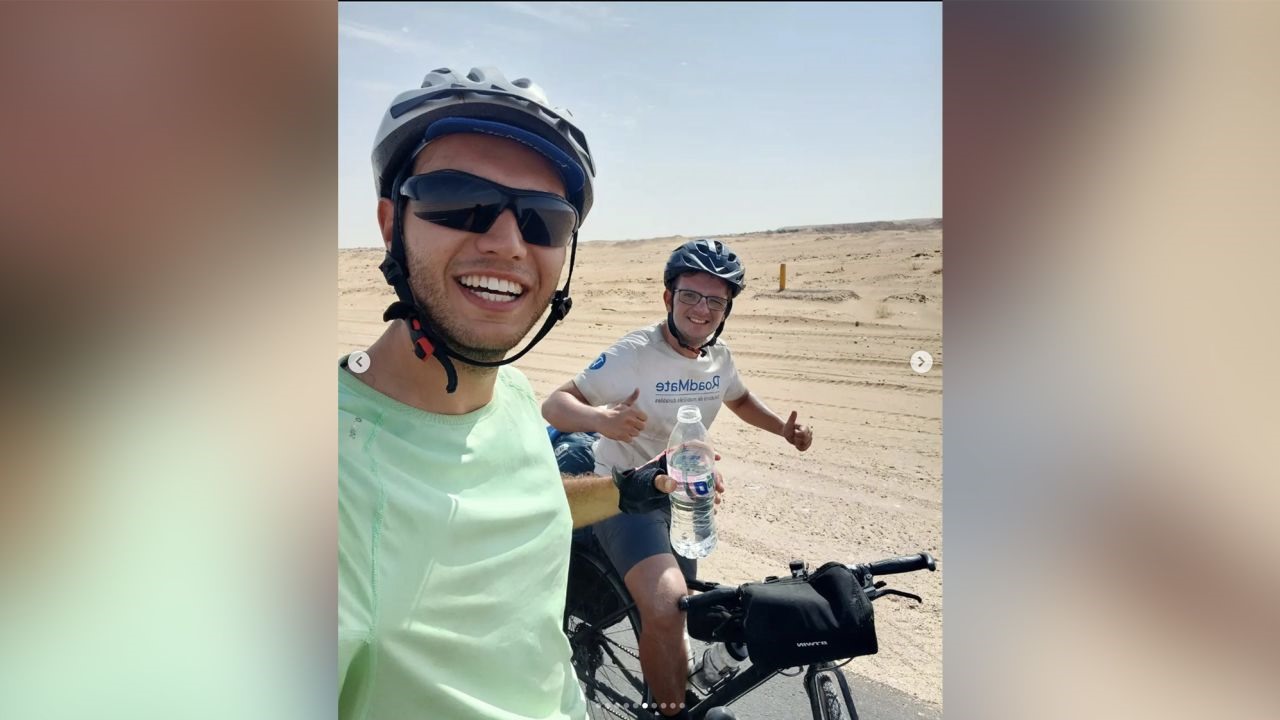 Đôi bạn thân đạp xe từ Pháp sang Qatar xem World Cup. Ảnh:@mondialavelo/Instagram
