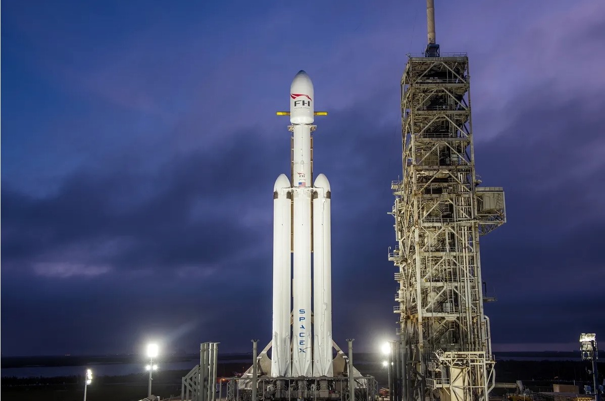 Tên lửa Falcon của SpaceX trên bệ phóng. Ảnh: SpaceX