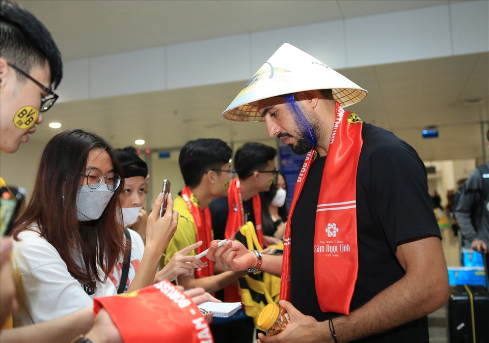 Tiền vệ Emre Cans điển khai thu hút các fan nữ. Ảnh: Hoàng Anh