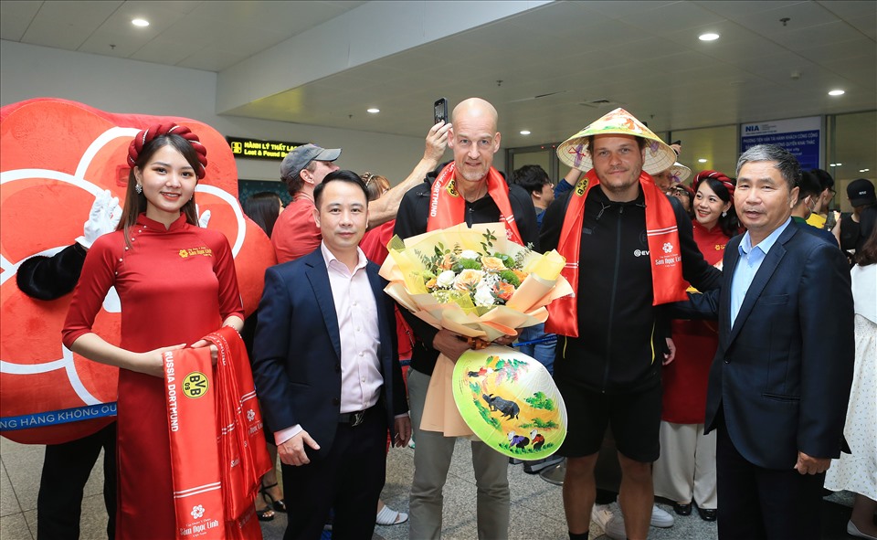 Rạng sáng 29.11, câu lạc bộ Dortmund đã đáp chuyến bay đến sân bay Nội Bài (Hà Nội) để bắt đầu hành trình du đấu tại Việt Nam. Ảnh: Hoàng Anh