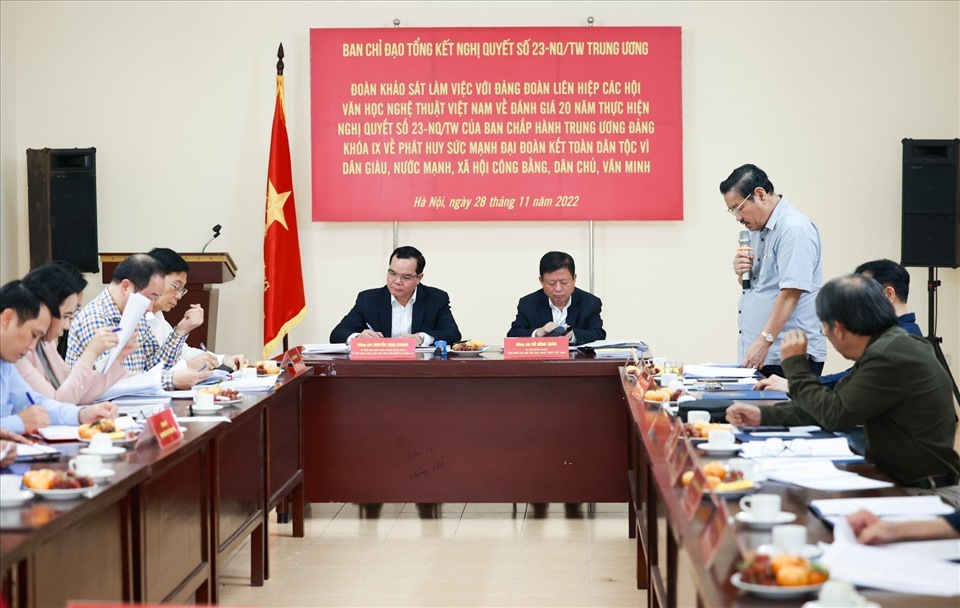 Đại diện Liên hiệp các Hội Văn học Nghệ thuật Việt Nam báo cáo với Đoàn khảo sát. Ảnh: Hải Nguyễn