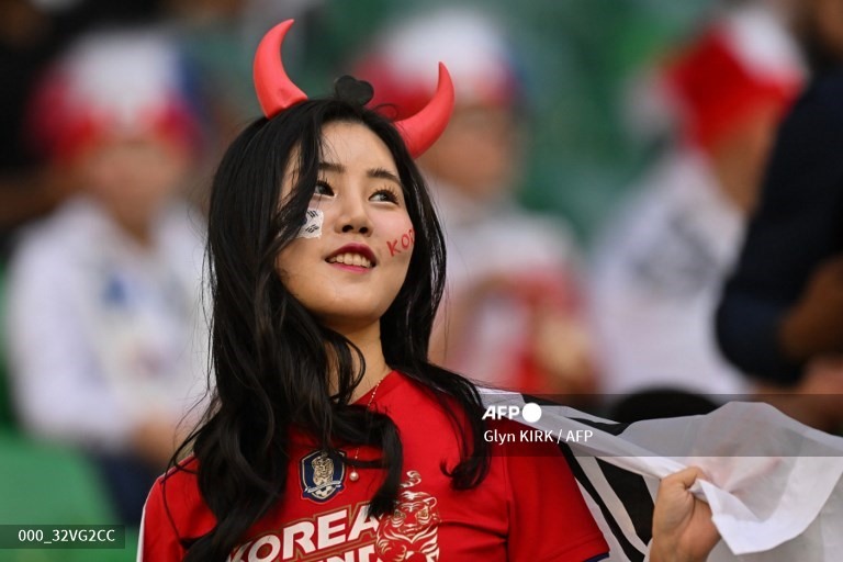 Dàn bóng hồng xinh đẹp cổ vũ đội tuyển Hàn Quốc trong trận gặp Ghana ngày 28.11. Ảnh: AFP