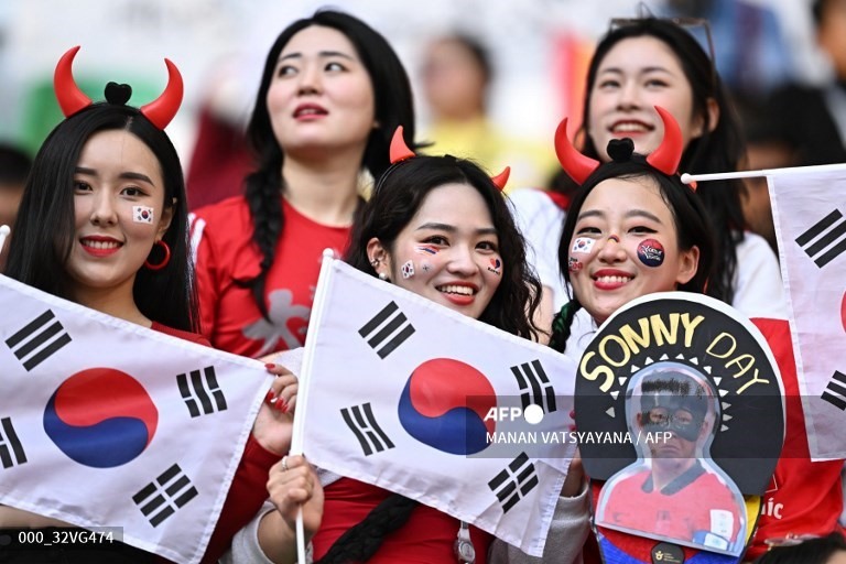 Dàn bóng hồng xinh đẹp cổ vũ đội tuyển Hàn Quốc trong trận gặp Ghana ngày 28.11. Ảnh: AFP