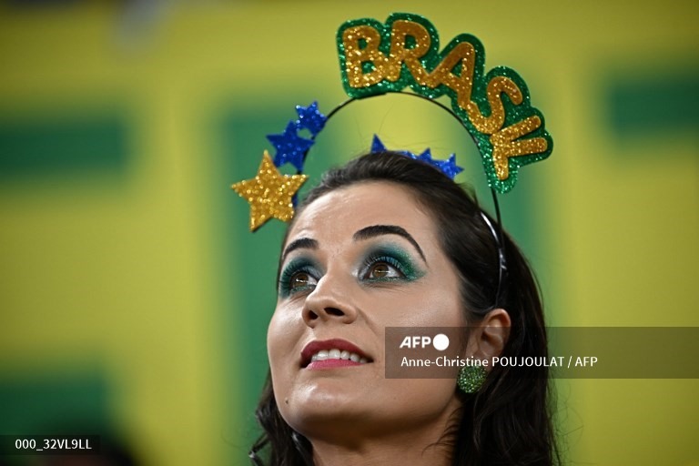 Rất đông cổ động viên Brazil cổ vũ trên khán đài.