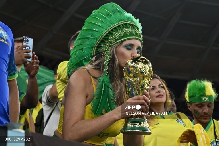 Rất đông cổ động viên Brazil cổ vũ trên khán đài.