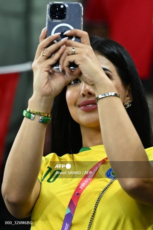 Trên khán đài, các cổ động viên cũng tranh thủ ghi lại những khoảnh khắc đáng nhớ của trận đấu. Mặc dù Neymar gặp chấn thương nhưng với đội hình toàn ngôi sao, Brazil đã giành chiến thắng 1-0 trước Thuỵ Sĩ. Ảnh: AFP