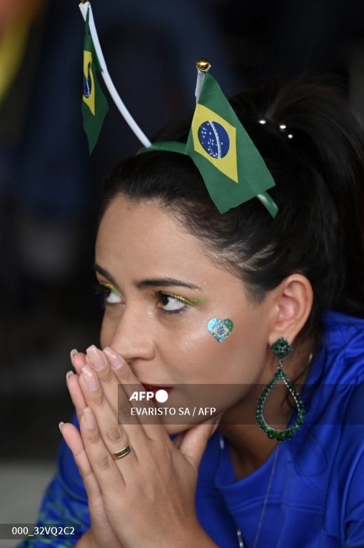 Một cổ động viên nữ của Brazil đang hồi hộp theo dõi trận đấu giữa đội tuyển nước nhà và Thuỵ Sĩ vào tối 28.11. Ảnh: AFP