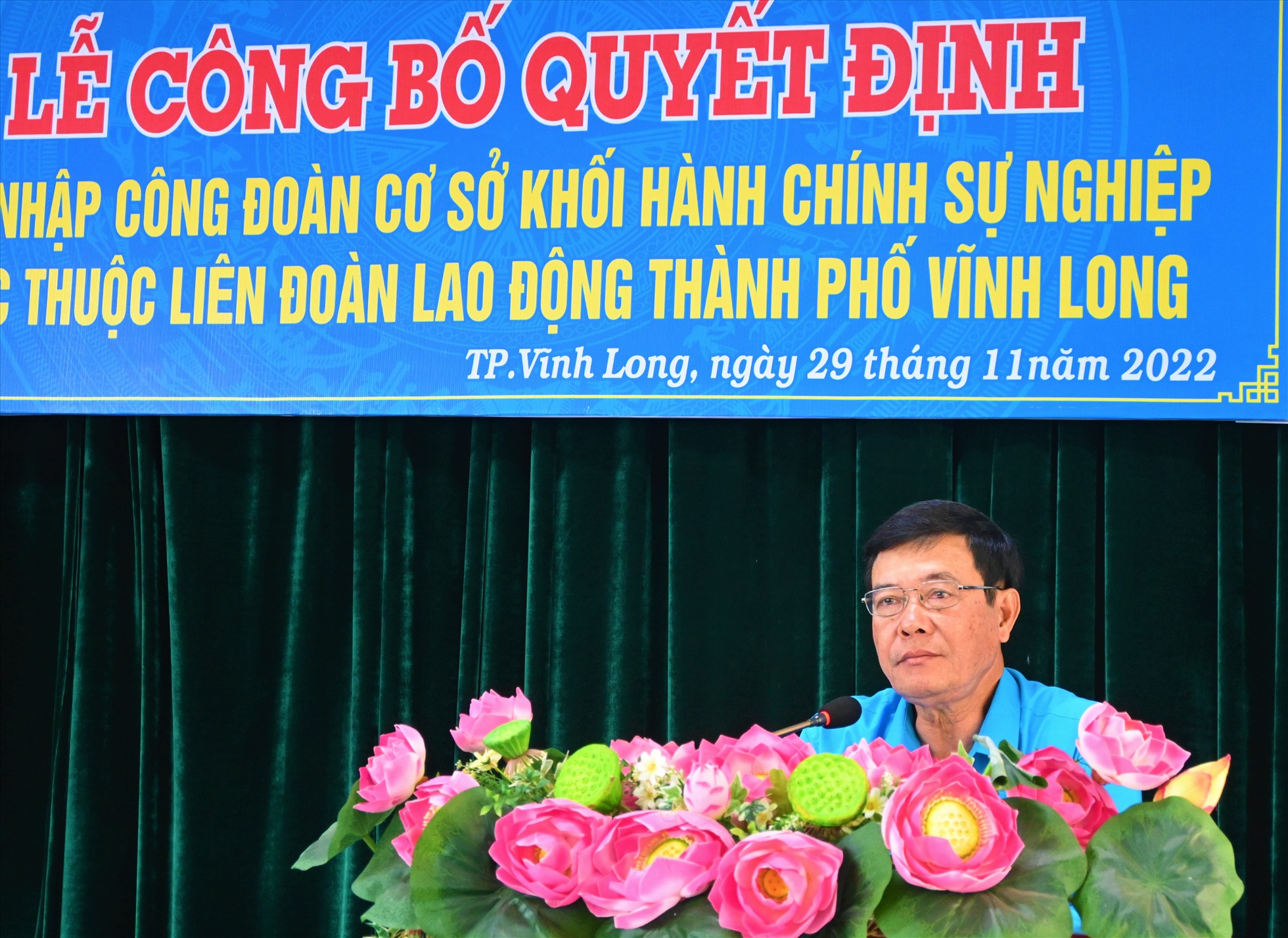 Ông Huỳnh Bá Long - Chủ tịch LĐLĐ tỉnh Vĩnh Long phát biểu tại buổi lễ. Ảnh: Thành Nhân